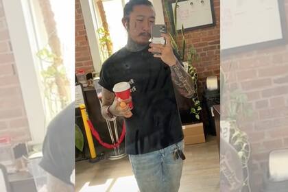 Un tatuador puso en práctica sus habilidades con una mujer en pleno vuelo