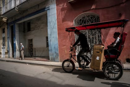 Un taxi en bicicleta en La Habana, Cuba. (AP Photo/Ramon Espinosa)