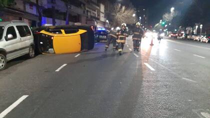 Un taxi fuera de control chocó contra vehículos estacionados; ocurrió en el barrio de Colegiales