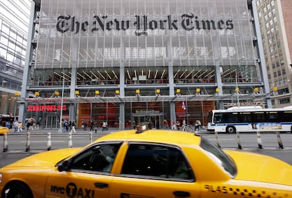 Un taxi pasa frente al edificio de The New York Times