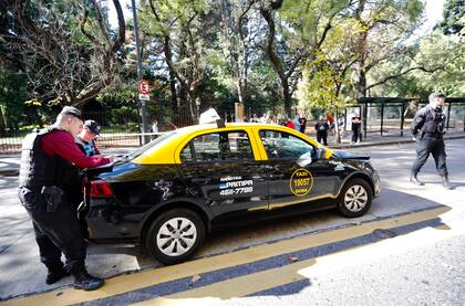 Un taxi perdió el control y arrolló a turistas francesas frente al Jardín Botánico