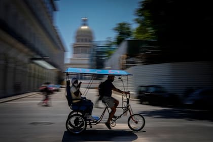 Un taxista cruza cerca del Capitolio en La Habana