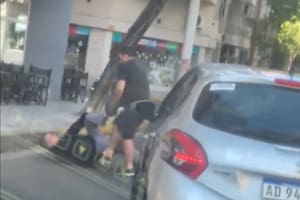 Un taxista debió intervenir para frenar la escalada de violencia. Foto: captura