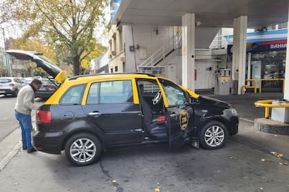 Un taxista eligió limpiar su auto ante la falta de GNC, porque trabajar con nafta “no rinde igual”