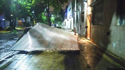Un techo de chapa voló en las calles Seguí y Galicia, en el barrio de Caballito