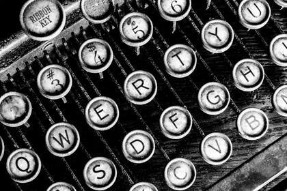 Un teclado de máquina de escribir antigua
