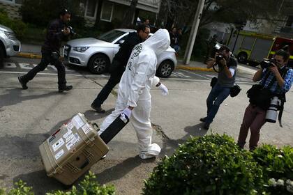 Un técnico en explosivos carga su equipo antibombas en Chile