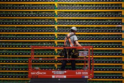 Un técnico inspecciona las computadoras dedicadas a "minar" bitcoin, es decir a realizar los procesos informáticos que reciben a cambio un pago en bitcoin