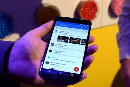 Un teléfono con Android en su versión Lollipop. Google evalúa la función de desbloqueo de pantalla por voz en un grupo reducido de usuarios