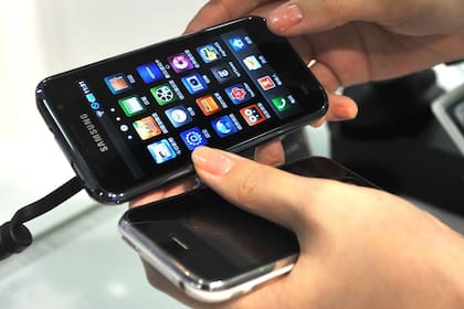 Un teléfono de Samsung junto a un iPhone. La compañía surcoreana mantiene una dura disputa judicial con Apple por uso indebido de patentes