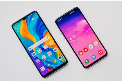 Un teléfono P30 Lite de Huawei junto al Galaxy S10e de Samsung. La firma china logró superar por primera vez al fabricante surcoreano gracias a las ventas en el gigante asiático