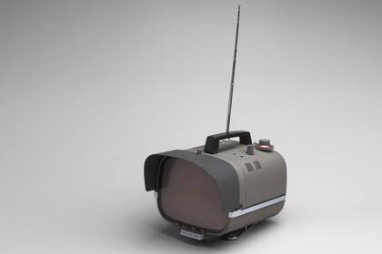 Un televisor portátil Sony TV8-301 de 1960