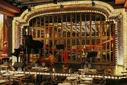 Un telón corredizo de espejos envejecidos cubre el escenario los mediodías, cuando no hay espectáculo.