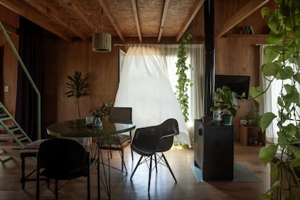 Una escalera de hierro lleva al entrepiso, donde se ubica el dormitorio.