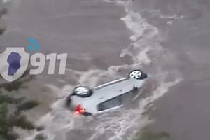 En medio de un fuerte temporal un auto fue arrastrado por el agua en Córdoba