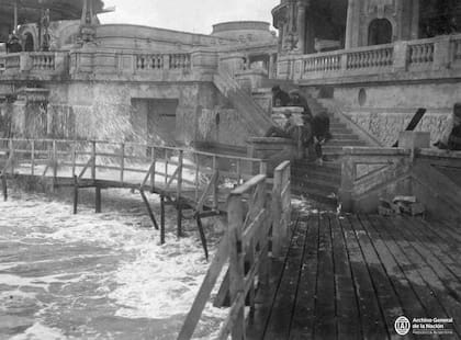 Un temporal azota una rambla de Mar del Plata