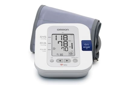 Un tensiómetro digital; los médicos recomiendan hacer varias mediciones para descartar errores