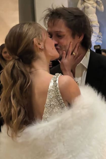 Un tercer cambio: un vestido en blanco y plata
con transparencias