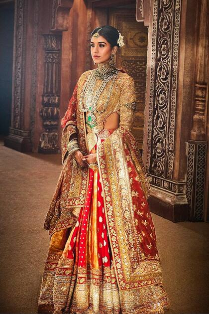 Un tercer vestido. Una lehenga by Manish Malhotra, de
brocado Banarasi y hecha a medida.