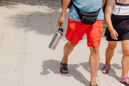Un termo con agua para pasar la tarde en las playas de Key Biscayne en medio de la ola de calor