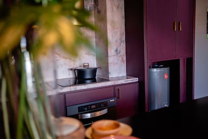 Un termotanque de piso en el espacio de Gaby López Monzón, llamado "Anatomía del color", en Casa Living.