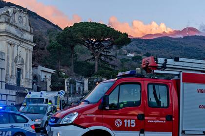 Los bomberos trabajan en las zonas más afectadas y asisten a los heridos