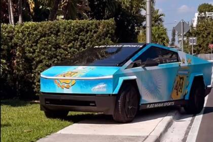 Un Tesla Cybertruck ploteado con los colores de la bandera argentina y el escudo de la AFA