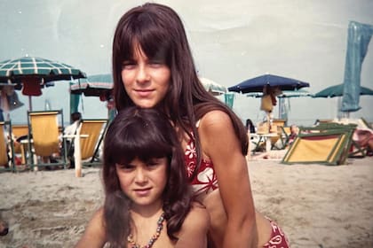 Un tesoro de sus álbumes personales: en la playa, Patricia apoya su mentón sobre Rossella y sonríen a cámara.