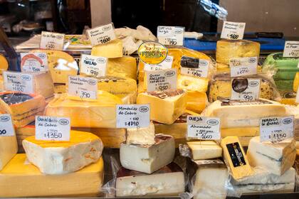 Un tesoro es la herramienta italiana con bordes cortantes y mango robusto, que perteneció a Don Cosme, para extraer muestras del corazón del queso.