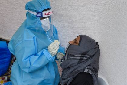 Un test de Covid-19 en una cabina de pruebas en en Ahmedabad, la India, uno de los países más afectados por el virus