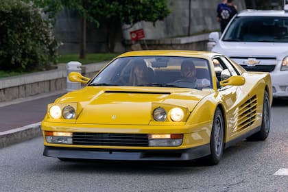 Un Testarossa amarillo por las calles de Mónaco