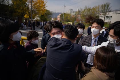 Un testigo de Jehová de Corea del Sur y objetor de conciencia al servicio militar obligatorio se despide de su familia cuando llega para ingresar a un centro correccional para comenzar a capacitarse como administradores, en Daejeon el 26 de octubre de 2020