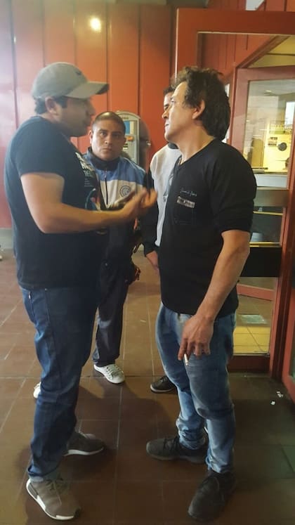 Un testigo habla con Raúl Balbo (derecha)