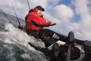 Terrorífico video: un tiburón dio vuelta su kayak y lo atacó
