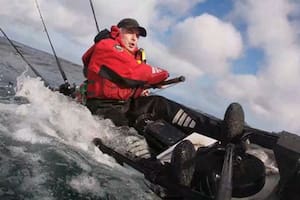 Un tiburón dio vuelta el kayak de un pescador y lo arrastró bajo el agua