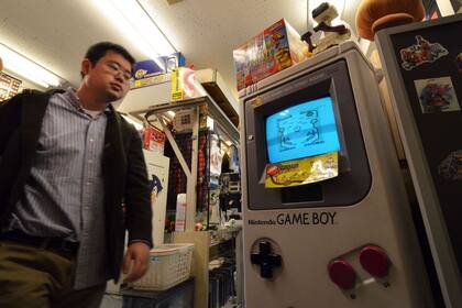 Un tienda de electrónicos en Tokio con una representación de la consola portátil de Nintendo, el Game Boy