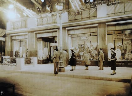 Un tienda de moda dentro de los estudios para la cinta "Retazo", de 1939