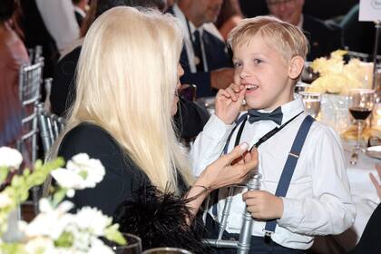 Un tierno momento entre Susana Giménez y Mirko, su ahijado.