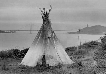 Un tipi en la isla de Alcatraz; "Creemos que este reclamo es justo y apropiado, y que la tierra se nos debe otorgar legítimamente mientras corran los ríos y brille el sol. ¡Sostenemos la Roca!", comunicó Oakes, en 1969