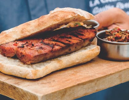 Un típico asado argentino no es tal sin el chimichurri.