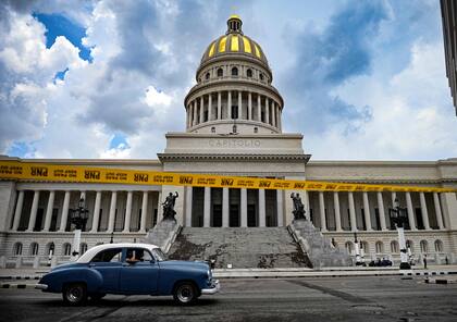 Un típico auto cubano de los años cincuenta, en julio de 2021, frente al Congreso en La Habana