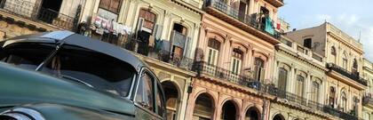 Un típico coche antiguo, estacionado en La Habana