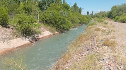 Un tipo canal de riego en Mendoza