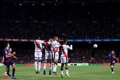 Un tiro libre de Messi, que sacará un defensor sobre la línea.