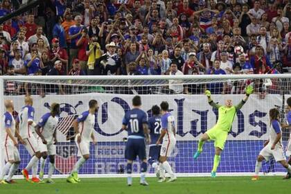 Un tiro libre y miles de flashes detrás