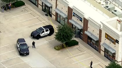 Un tiroteo en el centro comercial Ktowne Plaza, en Carrollton, Texas, dejó dos muertos y tres heridos; el FBI investiga lo sucedido