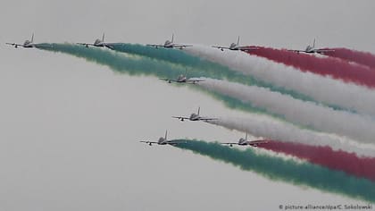 Un títpico espectáculo de aviones militares italianos con los colores del país