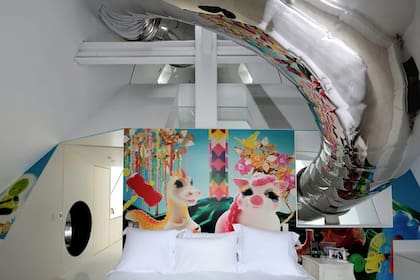 Un tobogán de acero a lo largo de cuatro pisos