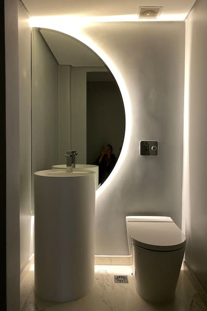 Un toilette diseñado por Flor Basci resalta las líneas con el detalle de tubos led