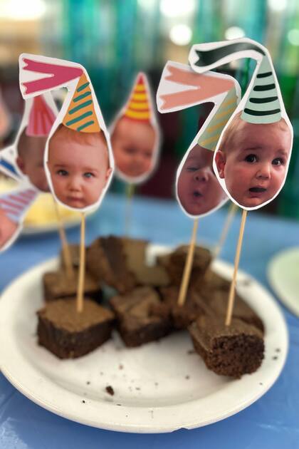 Un toque dulce y muy tierno: Marina decoró los brownies con fotos de su hijo.